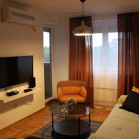 Luxury Apartments Parking In Garage Nis Luaran gambar