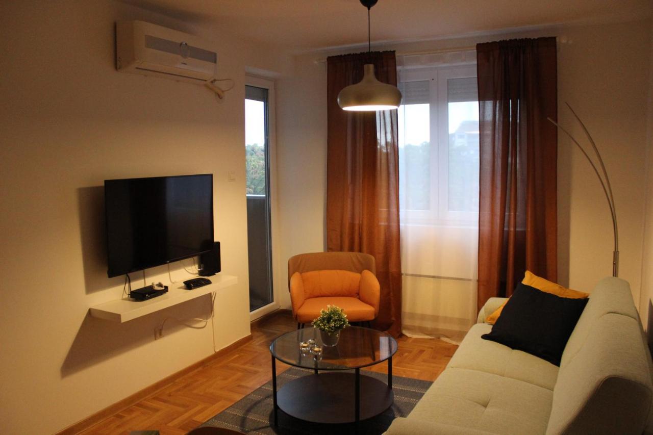 Luxury Apartments Parking In Garage Nis Luaran gambar
